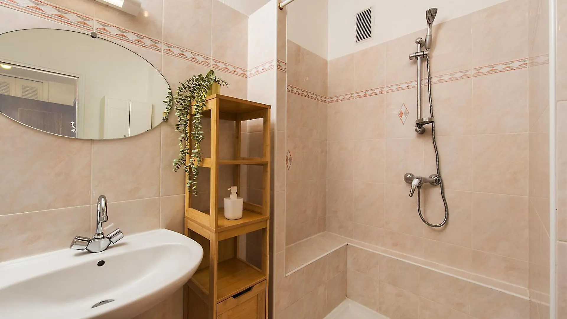 Colonel Hebert Deux Pieces Climatise Apartment Menton 0*,  France